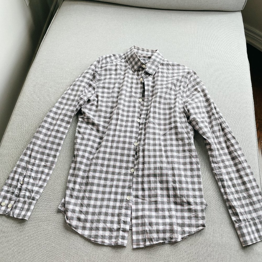 95% NEW MENS EXPRESS DRESS SHIRT, SIZE M